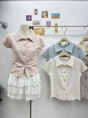 【限量現貨】木耳邊銀色暗閃心型鈕扣上衣