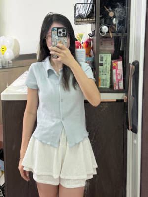 【限量現貨】木耳邊銀色暗閃心型鈕扣上衣