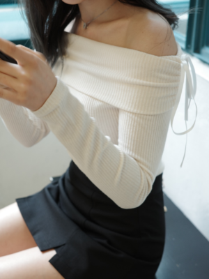 【COMEBACK】春天蝴蝶結露肩薄羅紋上衣