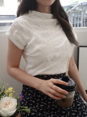 【26 Work Collection】溫柔層次感！波浪木耳邊皺皺半高領上衣〰️Crinkled Mock Neck Top